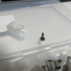 ケーブルクランプ ケーブルクリップ ネジ付き　直径10.4mm R型　ホワイトの画像