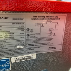 レトロなコンパクト冷蔵庫 赤色の画像