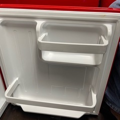 レトロなコンパクト冷蔵庫 赤色の画像