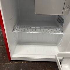 レトロなコンパクト冷蔵庫 赤色の画像