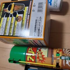 各1つ100円　計200円　アリ(蟻)アースWスプレー　　蜂取り激滅カップ新品1つの画像