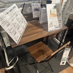 折りたたみ式の机と椅子の画像