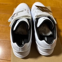 新品未使用　野球トレーニングシューズ23.0センチの画像