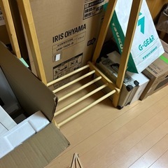 ハンガーラック、木製の画像