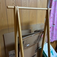 ハンガーラック、木製の画像