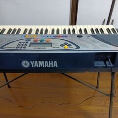 YAMAHA（６１鍵）スタンド付✨光ナビゲーション🎹電子キーボード（ピアノ）の画像