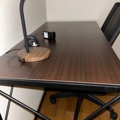 デスク　チェア　ライトのセットの画像