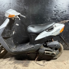 ★支払総額3.3万円★定休日なし！いつでも現車確認可能です！ スズキ レッツ2 DX シルバー CA1KA 人気のレッツ2！ ２ストのためオイル注ぎ足すだけ！ バッテリー新品！ カスタムベースに♪の画像