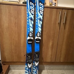 スキー板、ストック、ブーツ、ケースのセットの画像