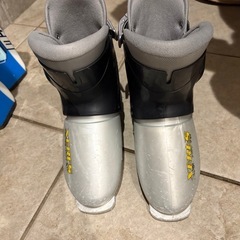 スキー板、ストック、ブーツ、ケースのセットの画像