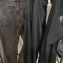 ハンガーラック、服諸々の画像