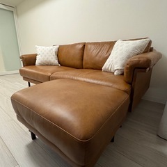 3人掛けソファ ANV001キャメル 本革タイプ (Living in Comfort) + スツール 本革タイプ ANV001SSキャメル (Living in Comfort)の画像
