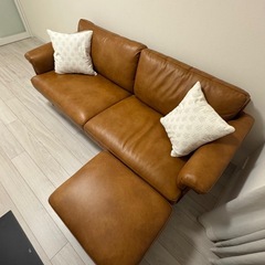 3人掛けソファ ANV001キャメル 本革タイプ (Living in Comfort) + スツール 本革タイプ ANV001SSキャメル (Living in Comfort)の画像