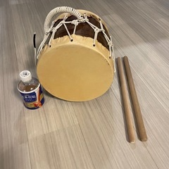 小太鼓。牛の皮の画像