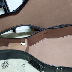 値下げ多少可能です。アコースティックギター用のハードケースを売ります。引き取り限定です。の画像