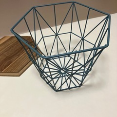 カゴ　蓋付きの画像