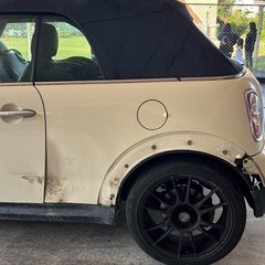 MINIコンバーチブル　車体凹みあり/ リアガラス部分幌剥がれありの画像