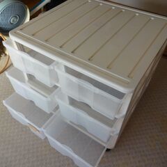 １ケース150円、6ケース一体のプラスチック収納ケースの画像