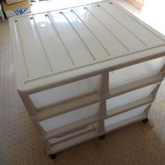 １ケース150円、6ケース一体のプラスチック収納ケースの画像