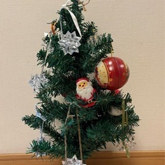 クリスマスツリーとオーナメントの画像