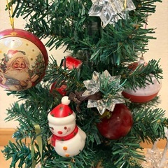 クリスマスツリーとオーナメントの画像