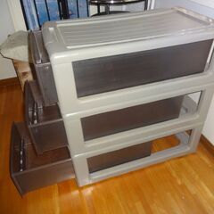 1個150円、綺麗なセンスの良いプラスチック収納ケース3個の画像