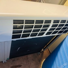 基本取り付け工賃込み　 PanasonicエアコンCS-568CFR2-W 主に18-20畳200V 2018年製♻️引き取り場合50000円となります。の画像