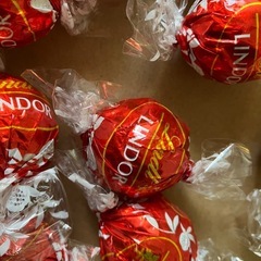 合計40個　リンツ  チョコレート　ホワイトとミルク　それぞれ20個ずつの画像