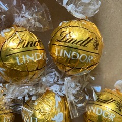 合計40個　リンツ  チョコレート　ホワイトとミルク　それぞれ20個ずつの画像