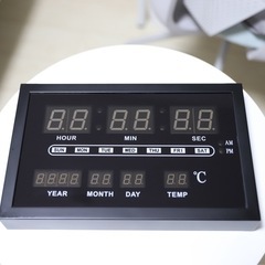 デジタル壁掛け時計の画像
