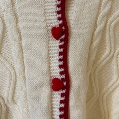 白と赤のカーディガン ニット 厚手　の画像