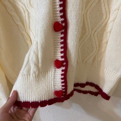 白と赤のカーディガン ニット 厚手　の画像