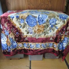 未使用？と思われる　厚手毛布（表地、えび茶・ブルー花柄）　『ETOUL』　アクリル100％　サイズ180×210㎝　【ペットはいません】の画像