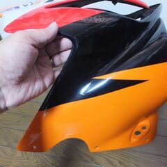 値下げしました。CBR600F4i レプソルカラー 社外フロントカウル 中古です。 　早い者勝ちです。の画像