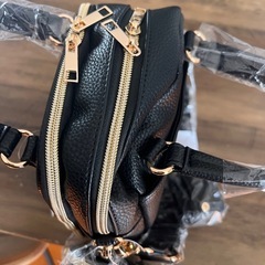 新品　新品未使用品　バッグ　タグ付き　小銭入れ　ポーチ　付き　鞄　鞄　ショルダーバッグ　黒　の画像