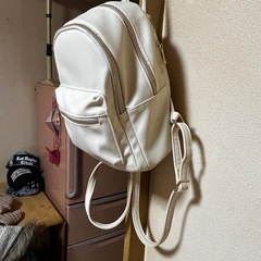ホワイト リュック 丁度いいサイズ 新品未使用の画像