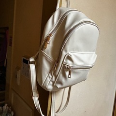 ホワイト リュック 丁度いいサイズ 新品未使用の画像