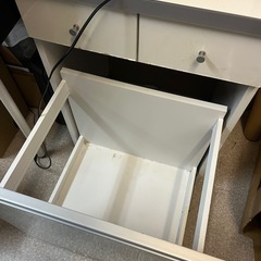 コンセント付き　収納棚の画像