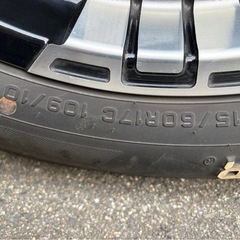 ホイール付きタイヤの画像