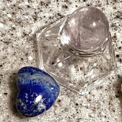 天然石ブレスレットと原石の画像