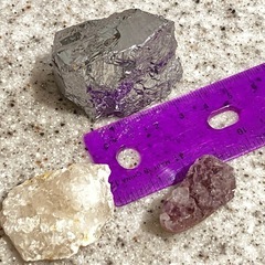 天然石ブレスレットと原石の画像