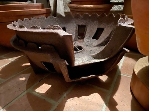 古い鋳物の大型ガスコンロ受け/ガーデニング、焚き火、キャンプなどに 古い大型の鋳物ガスコンロ/焚き火などの受け台に。