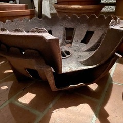 古い大型の鋳物ガスコンロ/焚き火などの受け台に。の画像