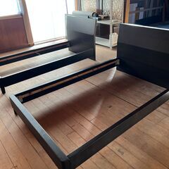  シングルとセミダブルベッドのフレームとナイトテーブル2ヶの画像