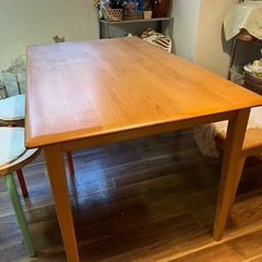 ダイニングテーブルの画像