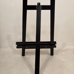 黒の木製イーゼルの画像