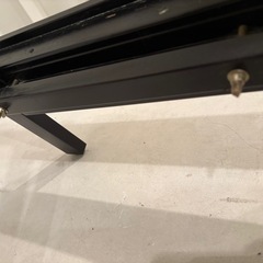 黒の木製イーゼルの画像