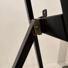 黒の木製イーゼルの画像