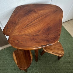 机と椅子のセットの画像