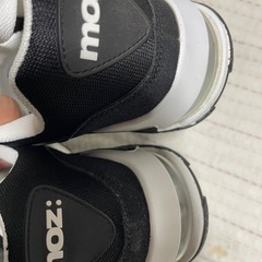 モズ　スニーカー　24.5センチ　美品の画像